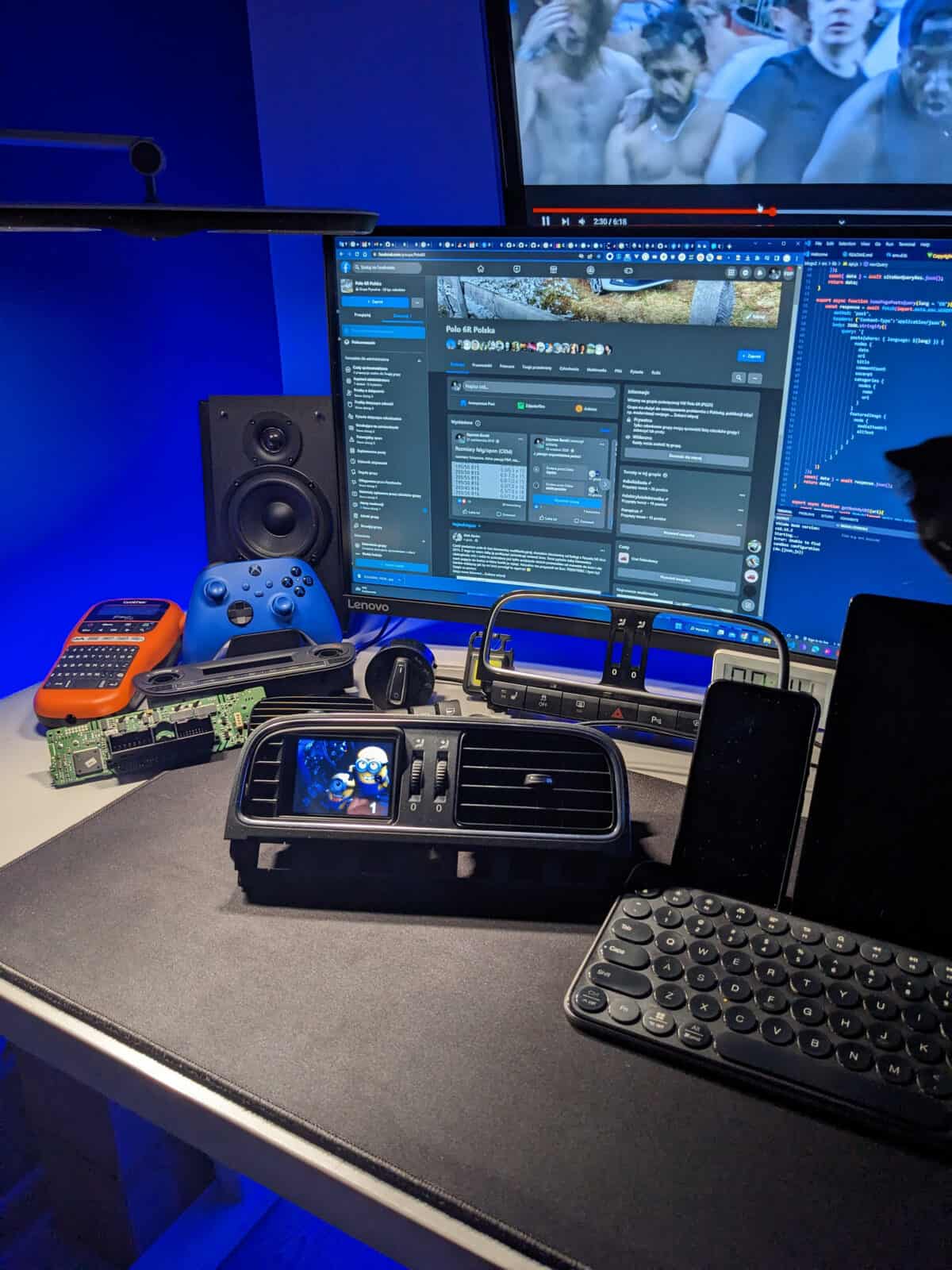 CANchecked Display MFD32 Gen2 for VW Polo 6R fixed to centre air vent grille